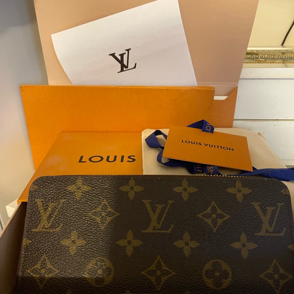 Louis Vuitton Zippy Wallet